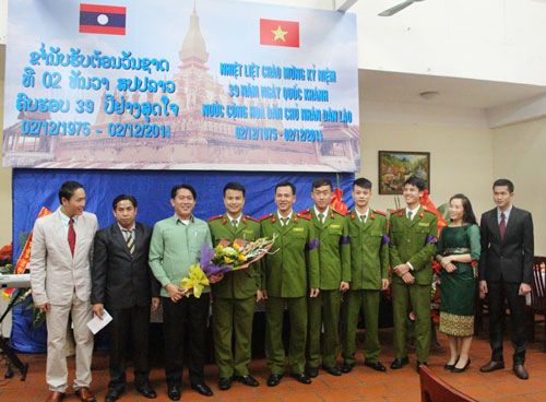 Đại diện học viên các khóa tại Học viện chúc mừng các học viên Lào.